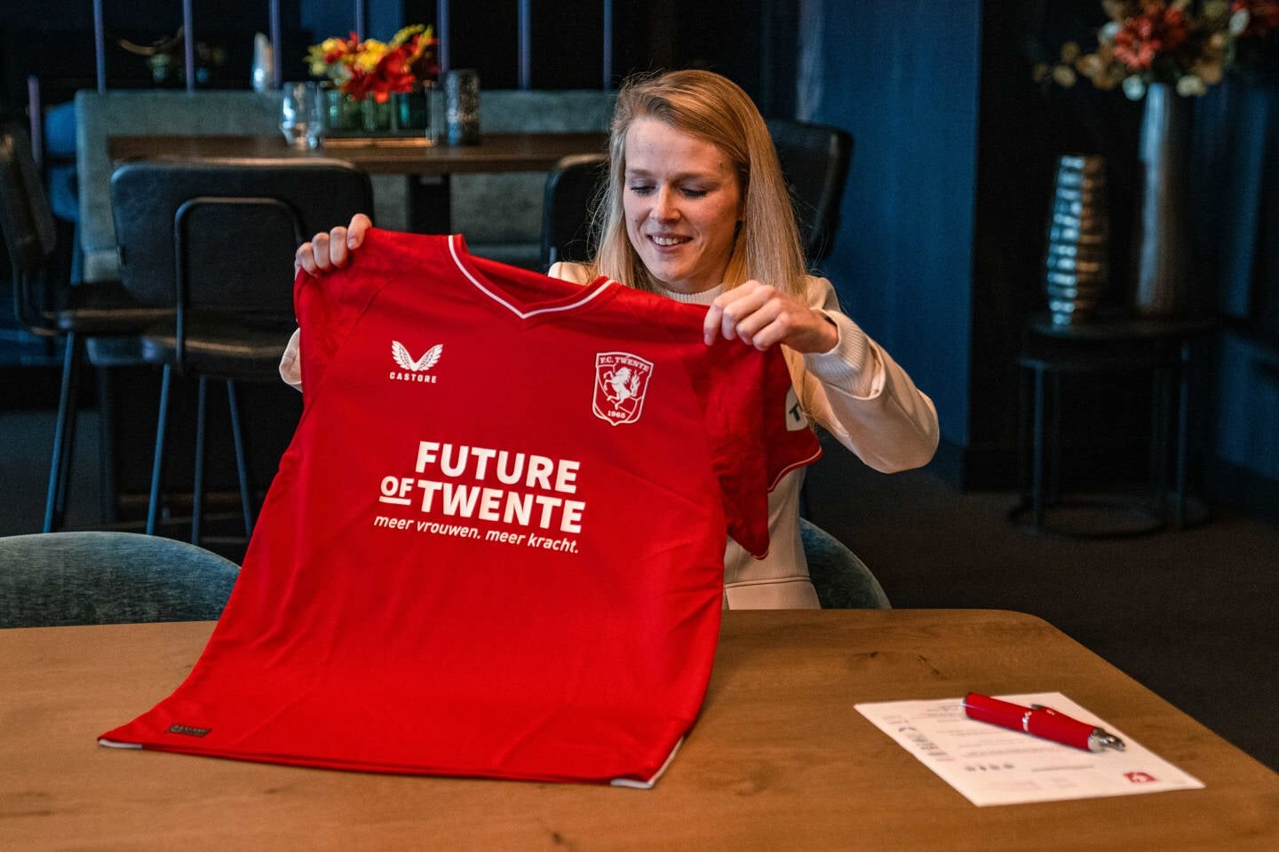 Merel Bormans toont trots het shirt van FC Twente Vrouwen.