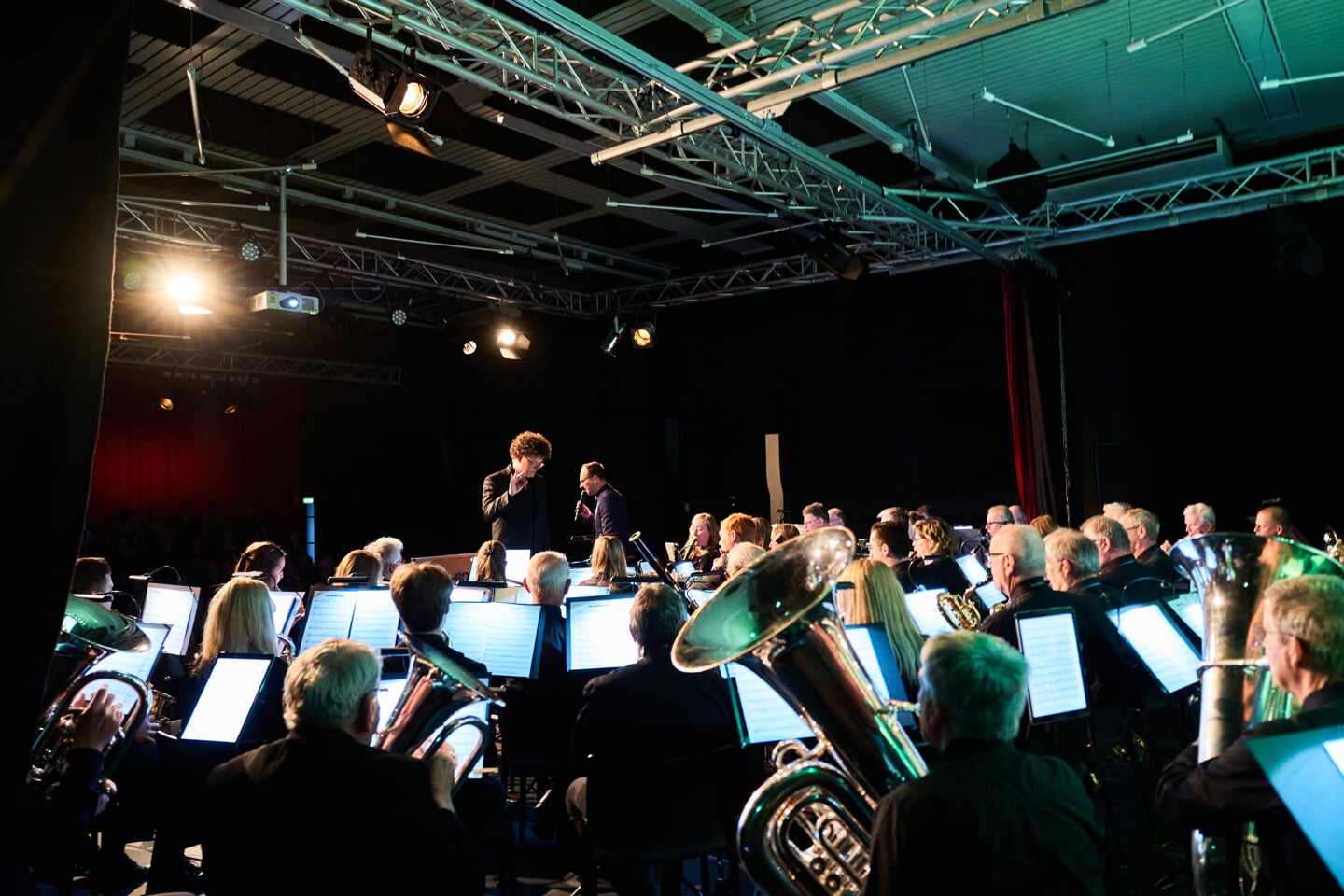 Het toneel van Podium Boxtel moest aanzienlijk worden uitgebouwd om het 55-koppige orkest te herbergen. 