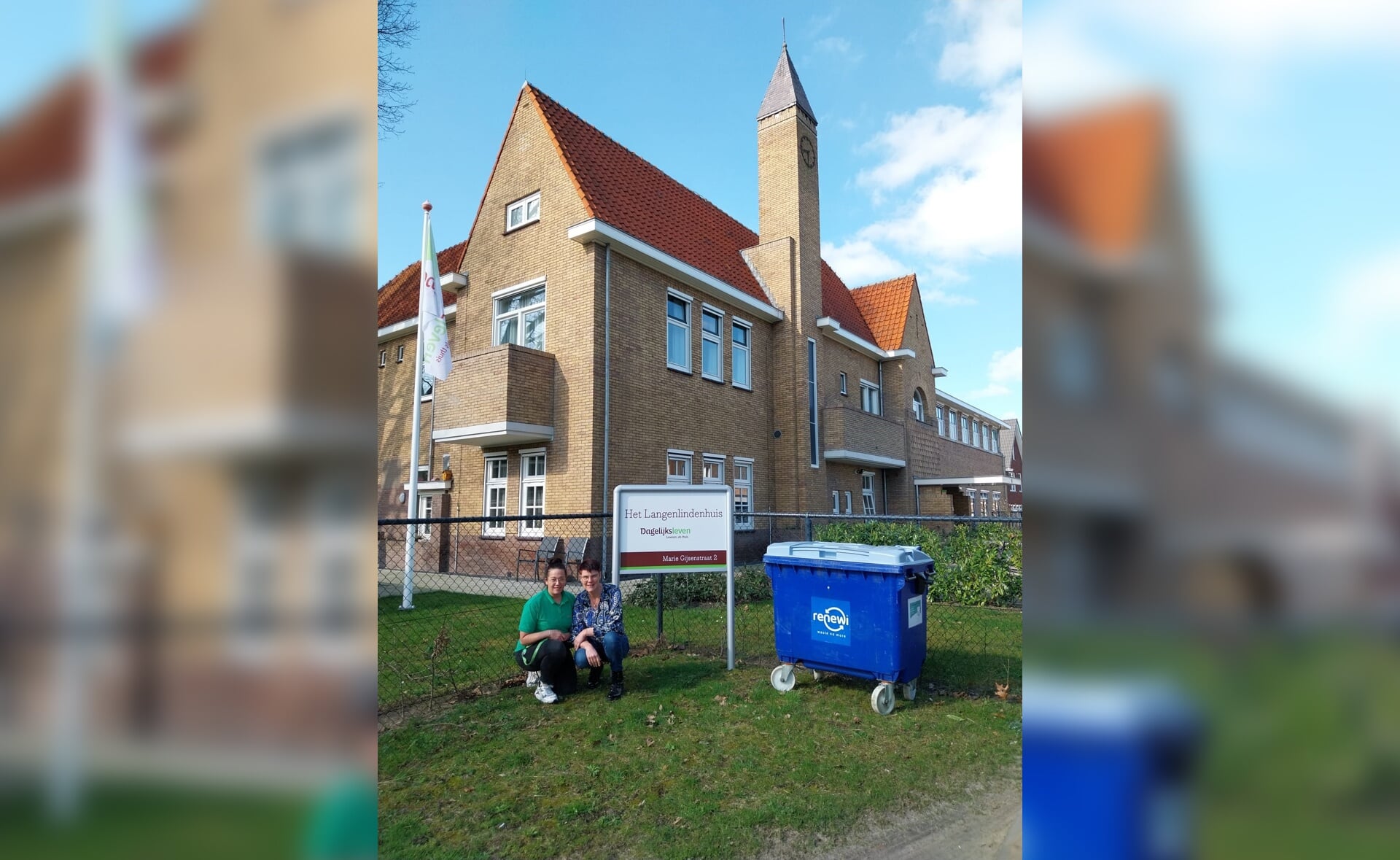 Initiatiefnemer Nancy Capel (links) en Hendrika Kolkman van het Langenlindenhuis zijn blij met de luiercontainer. Die is handig voor de zorginstelling en de buurt. De roep om zulke bakken klonk meermaals.