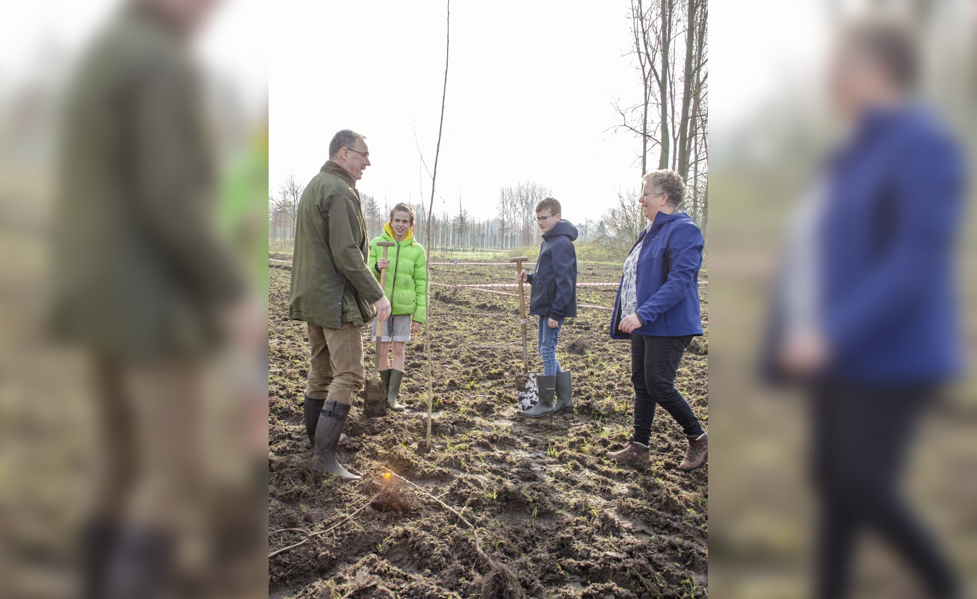 Tijdens de Boomfeestdag werden op Onrooi in Liempde veel bomen geplant door leerlingen van basisschool De Oversteek. Dat deden zij samen met burgemeester Ronald van Meygaarden.