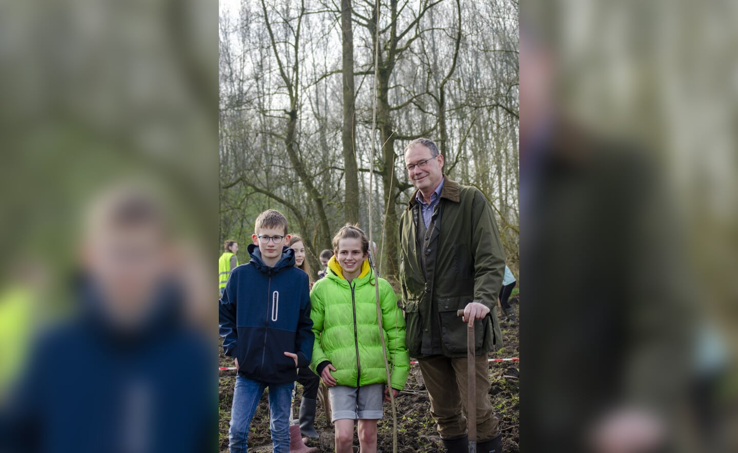 Tijdens de Boomfeestdag werden op Onrooi in Liempde veel bomen geplant door leerlingen van basisschool De Oversteek. Dat deden zij samen met burgemeester Ronald van Meygaarden.