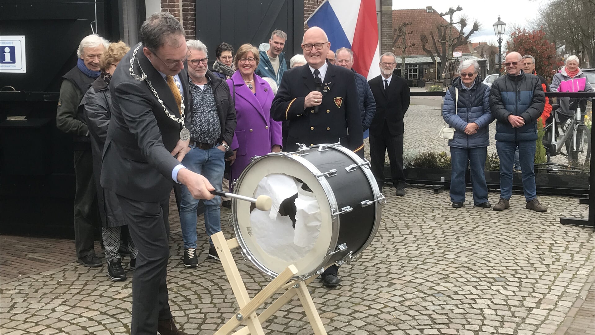 De opening van de fototentoonstelling over de drie jubilerende Liempdse organisaties in D'n Liempdsen Herd, werd zaterdagmiddag op ludieke wijze geopend door burgemeester Ronald van Meygaarden.
