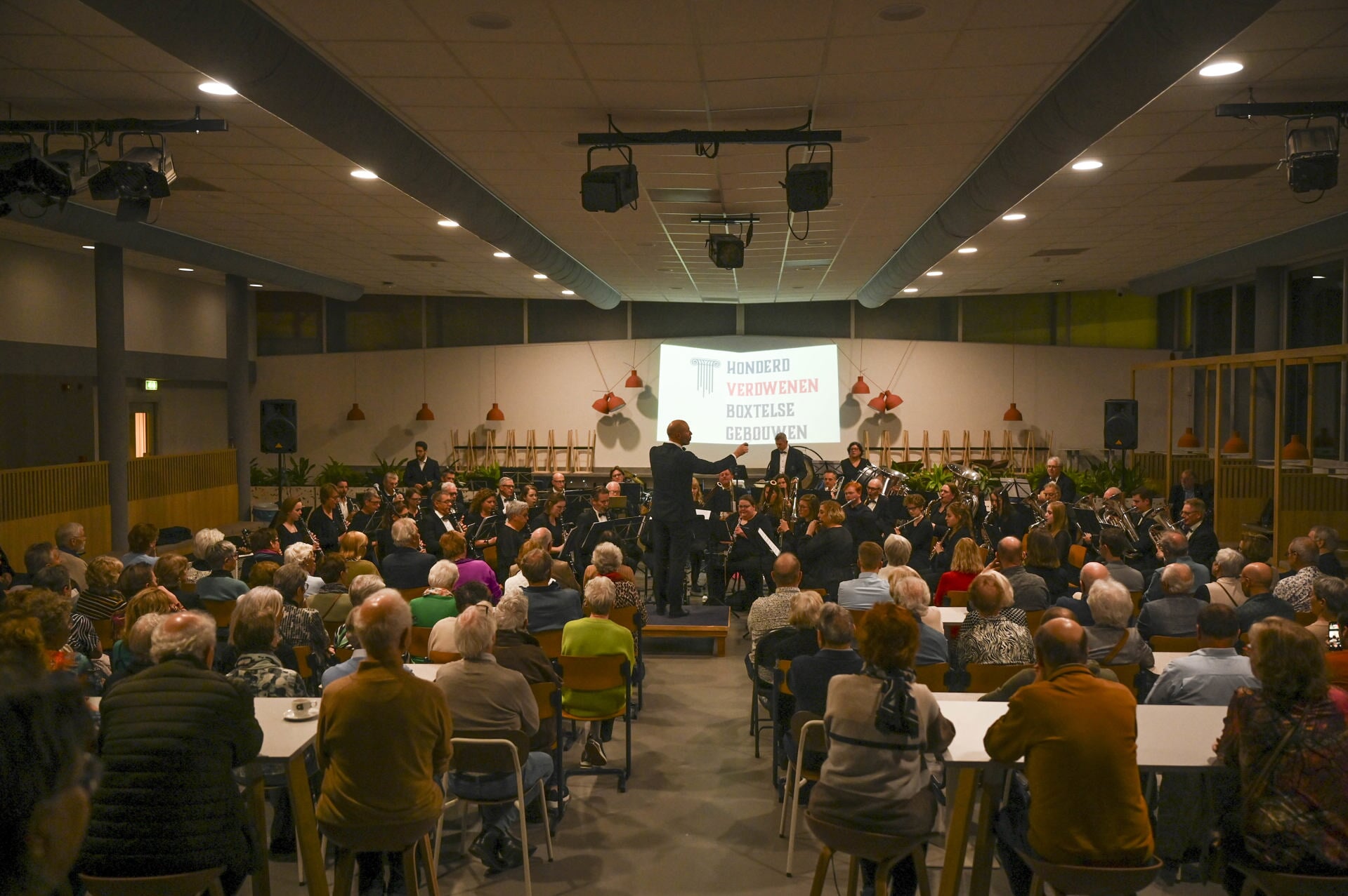 De Gildenbondsharmonie trad in de Tijberzaal op in het kader van de activiteitenreeks Samen op stap in cultureel Boxtel.