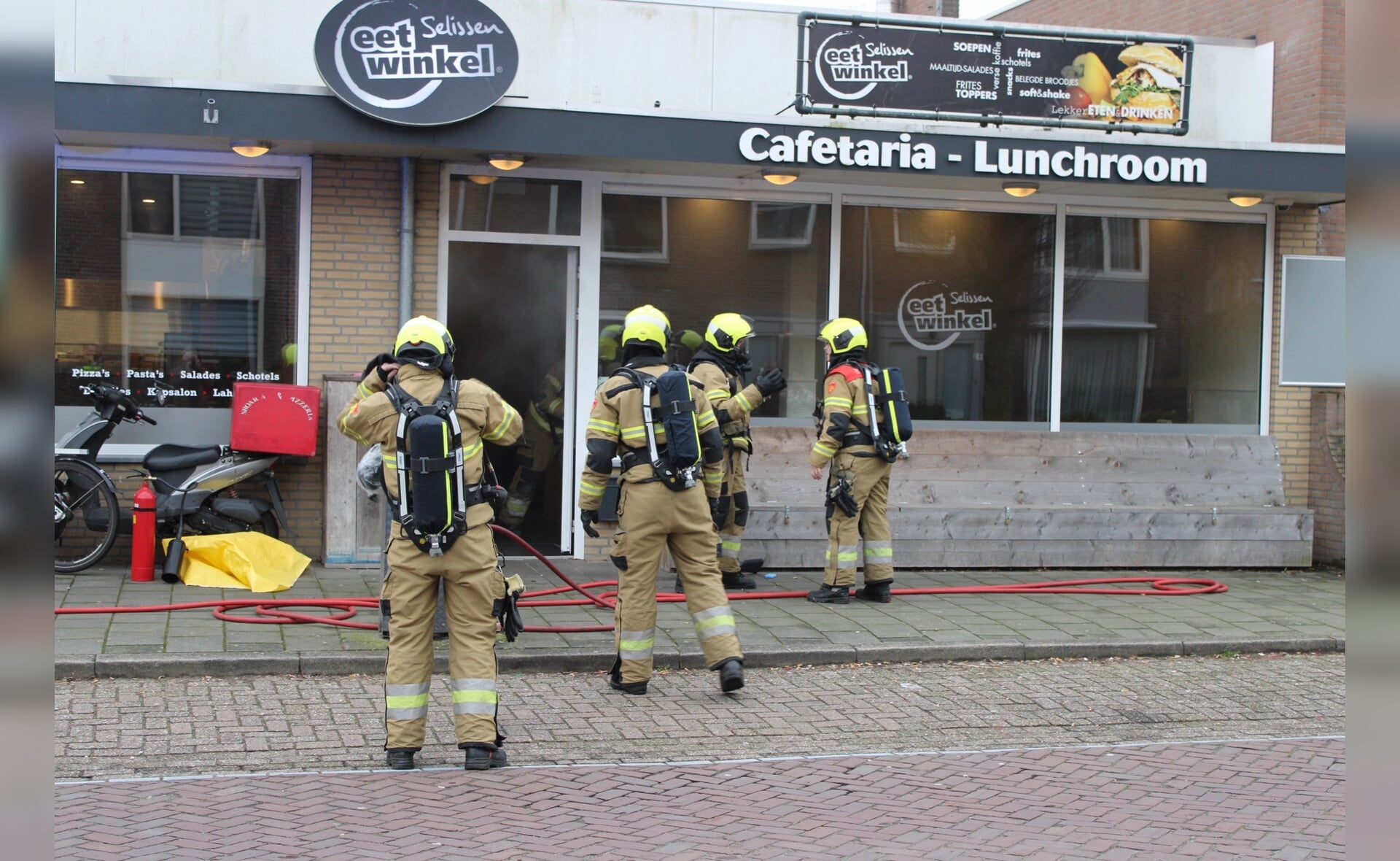 Een frituurpan vatte woensdagmiddag vlam bij Eetwinkel Selissen, daardoor ontstond veel rook.