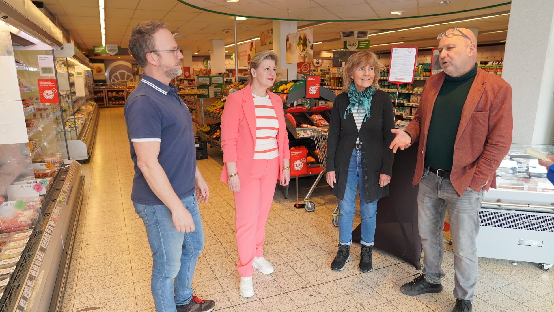 Waldo Kuijpers (rechts) in gesprek met Marjolein van Hoeckel, wethouder Mariëlle van Alphen en Joris van Os.
