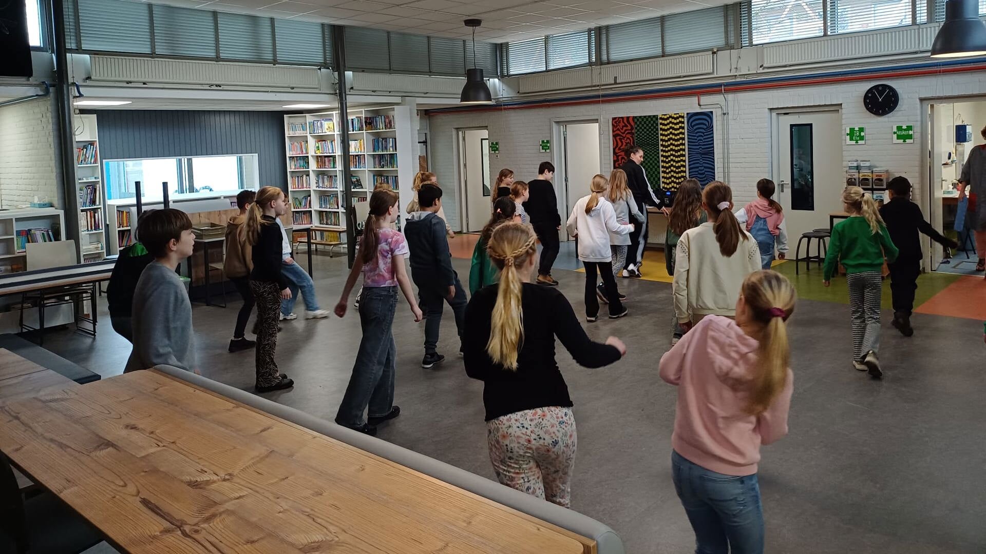 Leerlingen van basisschool De Hobbendonken volgden deze week de workshop Sport & Dans. Die werd voor JooP verzorgd door Debbie Ophof.