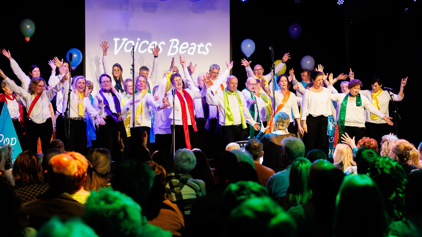 Vol passie en met een hoog gehalte entertainment lieten de zangeressen en zangers van popkoor Voices twee keer van zich horen in De Serenade.