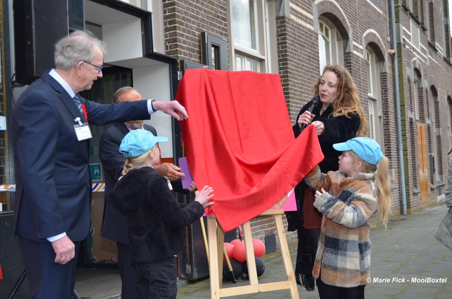 Het 10-jarig bestaan van Museum Boxtel werd zaterdag uitbundig gevierd met reus Jas de Keistamper, gilde Sint-Barbara en Sint-Joris en basisschoolkinderen. Nog tot en met eind juni haken allerlei activiteiten aan bij het jubileum.
