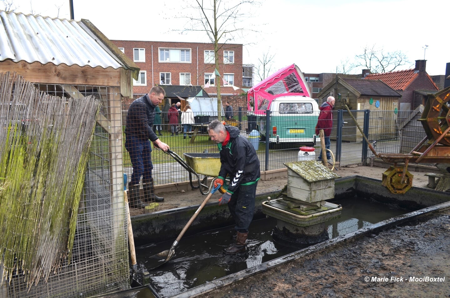 Er werd hard gewerkt in de Geitenwei om het dierenverblijf in Selissenwal weer netjes te maken voor het zomerseizoen. Ook de wethouders staken de handen uit de mouwen.