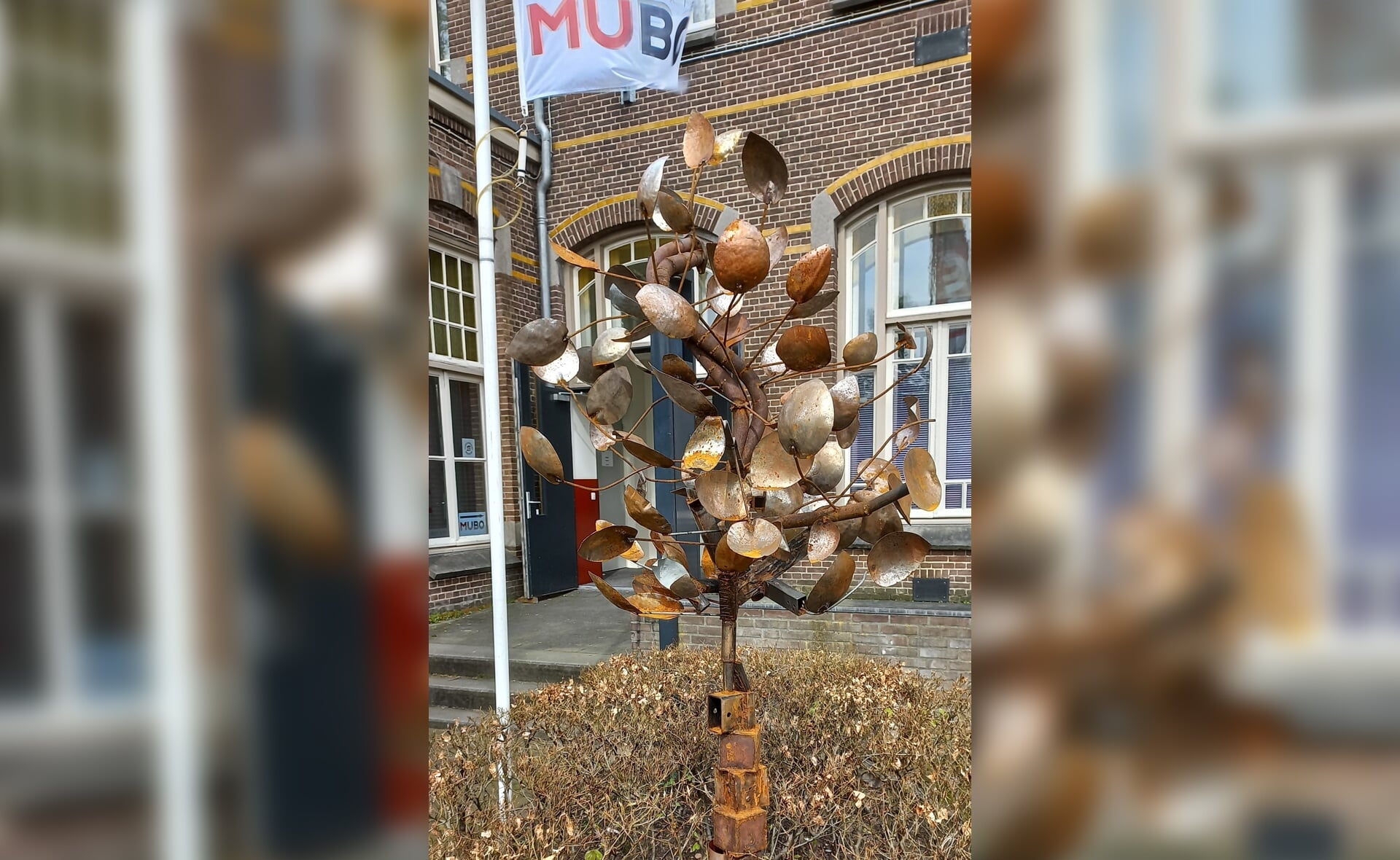 De participatieboom is een van de 28 kunstwerken van de expositie MuBo viert jong talent. Leerlingen van het Vada-college hebben hem gemaakt, onder leiding van kunstenaar-docent Marc de Laat.