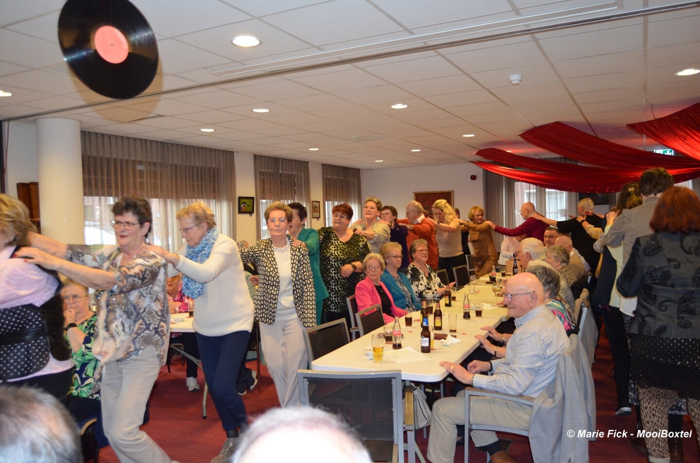 Het optreden van de Belgische zanger Bobby Prins trok zondagmiddag veel liefhebbers naar Elisabethsdael in Boxtel.
