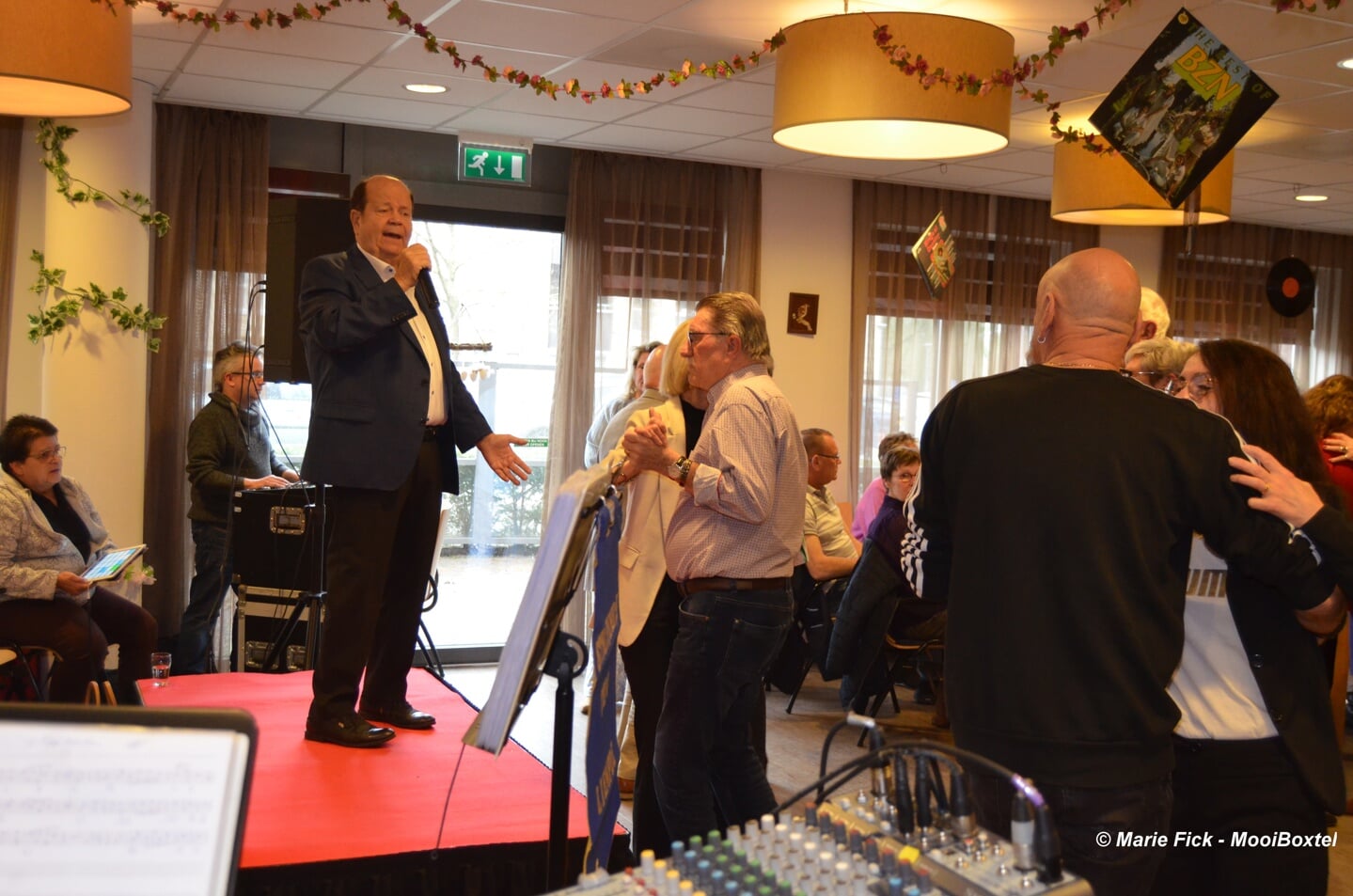Het optreden van de Belgische zanger Bobby Prins trok zondagmiddag veel liefhebbers naar Elisabethsdael in Boxtel.