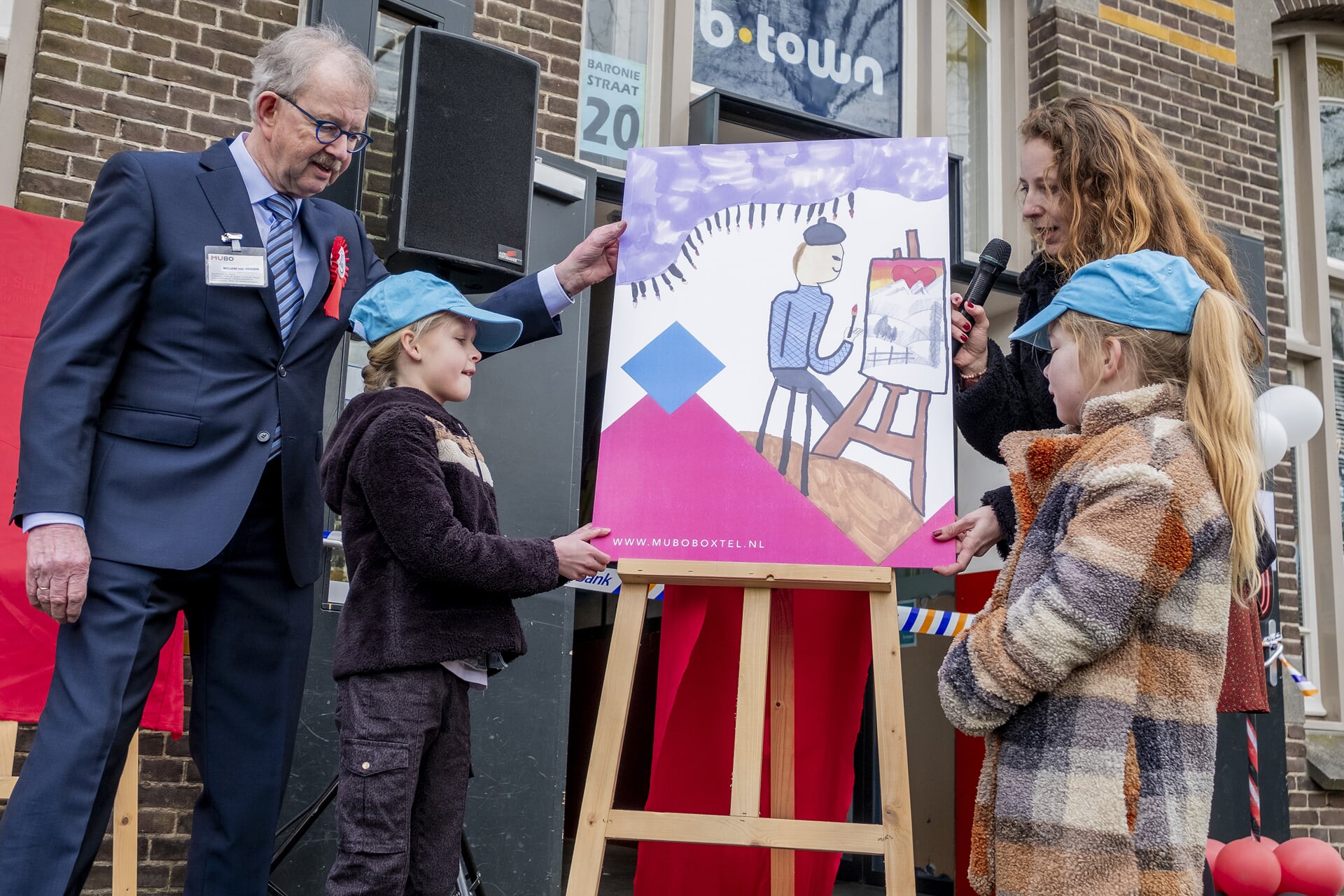 De tekenwedstrijd in het kader van Samen op Stap in Cultureel Boxtel, werd gewonnen werd door Inge van Gorp (links) en Roos Poirters (rechts). Zij onthulden hun werk samen met MuBo-voorzitter Willem van Vossen en Eefje van Boxtel van CultuurBox. 
