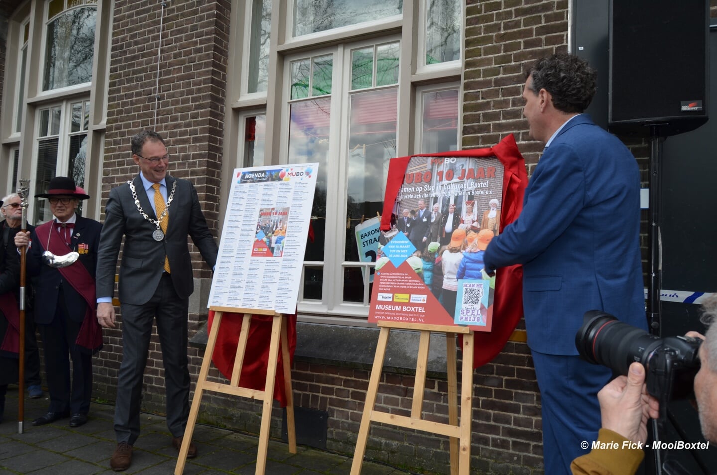 Het 10-jarig bestaan van Museum Boxtel werd zaterdag uitbundig gevierd met reus Jas de Keistamper, gilde Sint-Barbara en Sint-Joris en basisschoolkinderen. Nog tot en met eind juni haken allerlei activiteiten aan bij het jubileum.