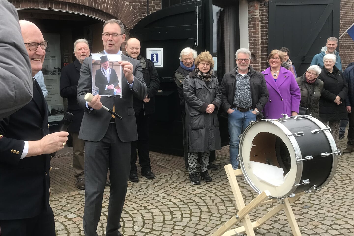 De opening van de fototentoonstelling over de drie jubilerende Liempdse organisaties in D'n Liempdsen Herd, werd zaterdagmiddag op ludieke wijze geopend door burgemeester Ronald van Meygaarden.