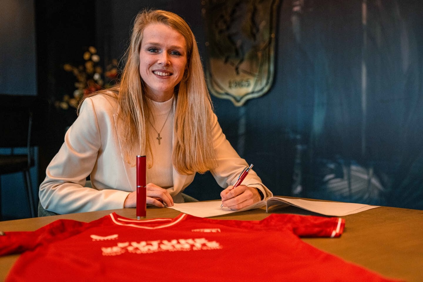 Merel Bormans toont trots het shirt van FC Twente Vrouwen, de ploeg waar ze vanaf volgend seizoen voor gaat spelen.