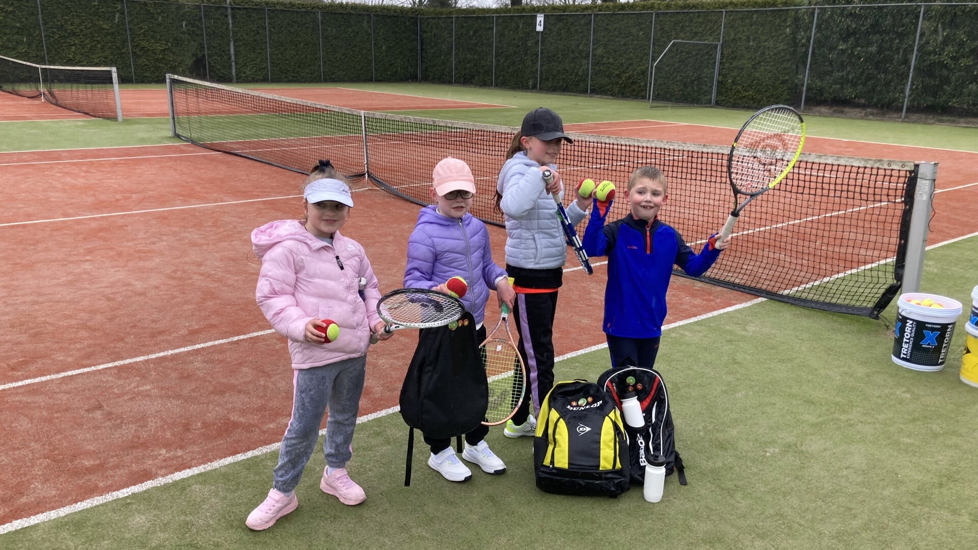 Deze kinderen vinden tennis heel leuk en beginnen volgende week aan de competitie.