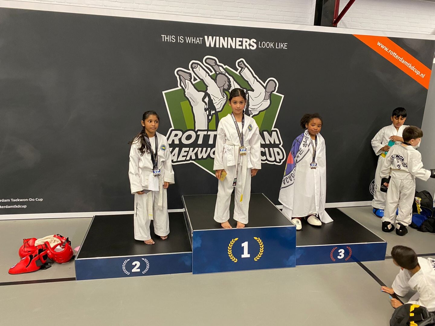 Wederom wisten diverse (jonge) leden van Defence Center Boxtel zich in de prijzen te spelen. Dit keer tijdens de Rotterdam Taekwondo Cup.