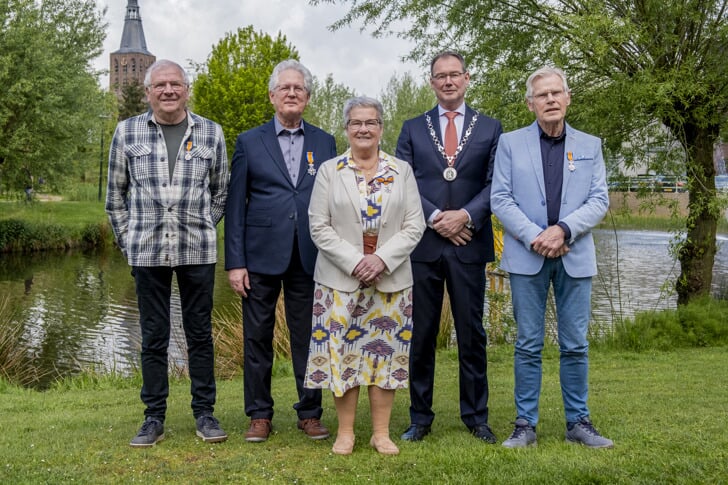 Namen van links naar rechts: Jan van Lierop, Gerrit van der Zalm, Maria Smeltink-van Esch, burgermeester Ronald van Meygaarden en Frank de Bont. Rob Janssen ontbreekt op de foto; hij kreeg zijn lintje in Vught.