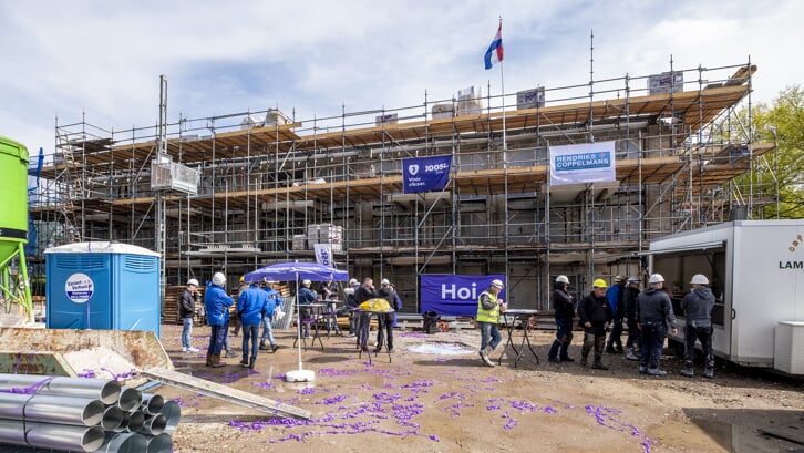 Feest aan de Albinonistraat. De bouwers van Hendriks Coppelmans uit Oss bereiken het hoogste punt van het appartementencomplex dat woonstichting Joost laat bouwen. 