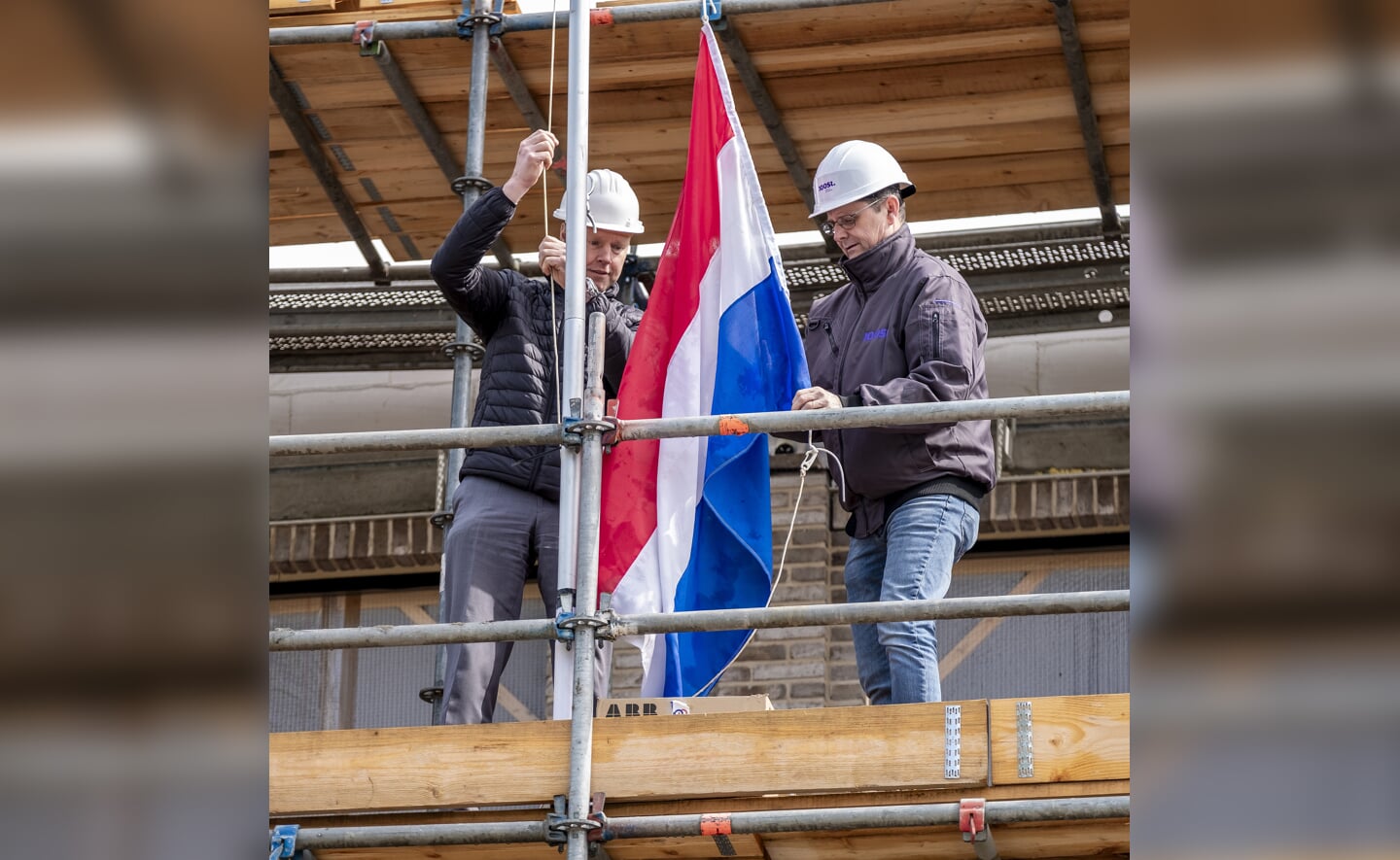 Feest aan de Albinonistraat. De bouwers van Hendriks Coppelmans uit Oss bereiken het hoogste punt van het appartementencomplex dat woonstichting Joost laat bouwen. 