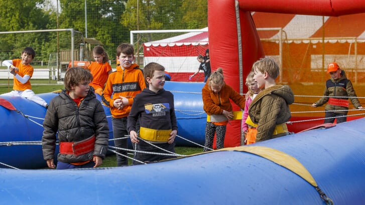 Tijdens Koningsdag waren er veel sportieve spelletjes voor de jeugd in sportpark De Laat in Gemonde.