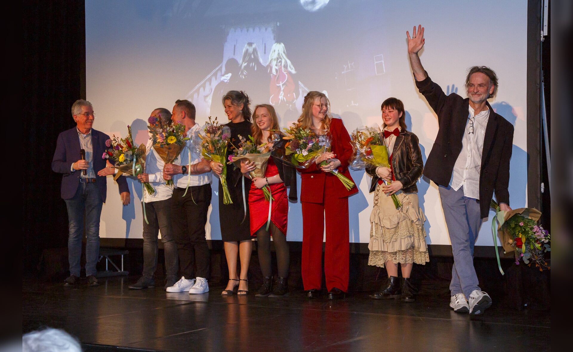 De première van de film Bloedverwanten was een succes. De cast en crew werden na afloop overladen met complimenten. Geheel rechts regisseur Maarten Melis.