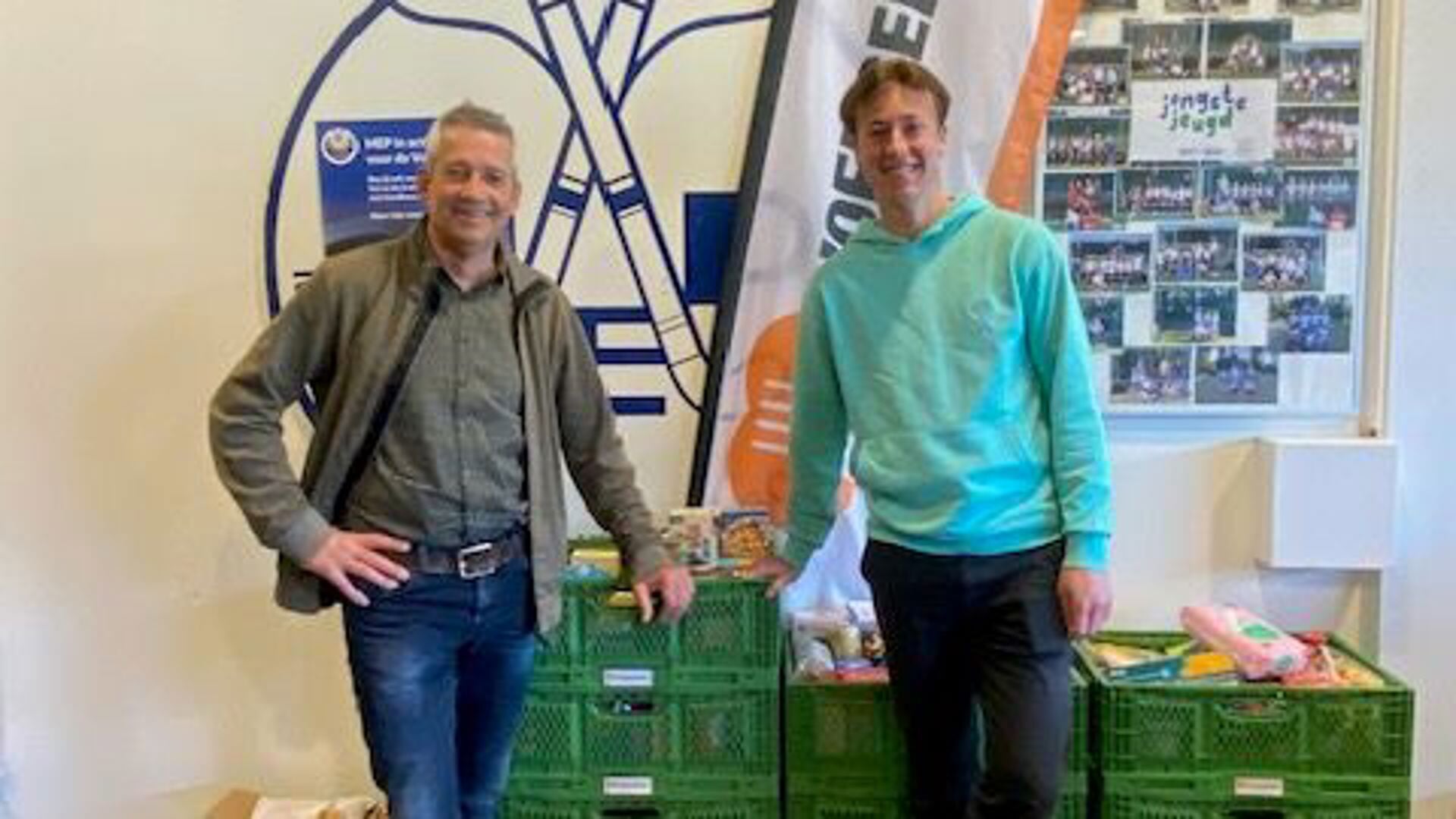 Han Swinkels, voorzitter van de hockeyclub en lid Merijn Simons ondersteunen de actie van harte.