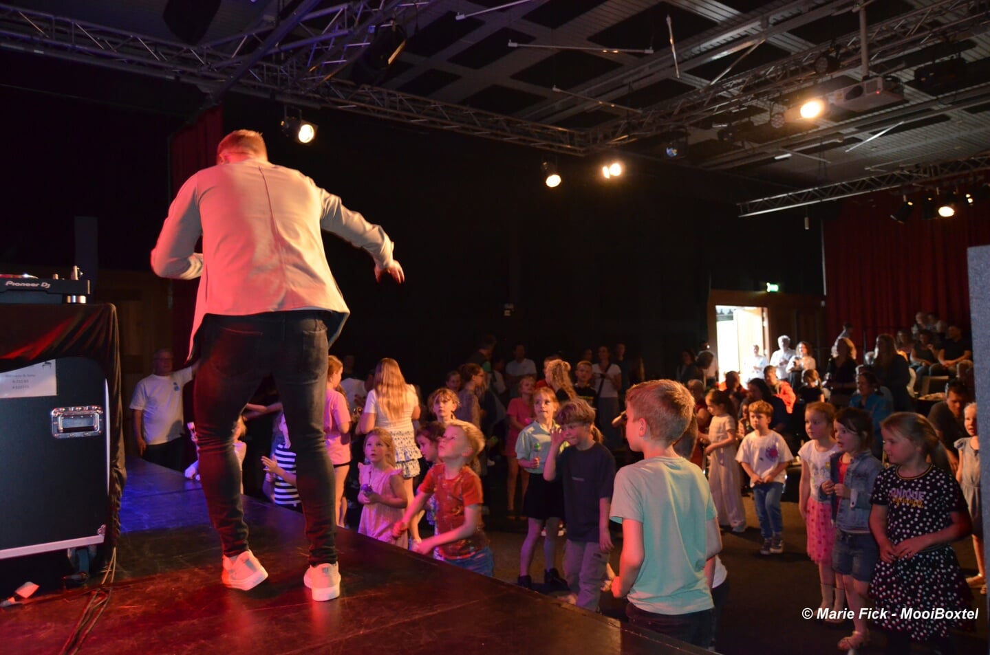 De jeugd vermaakte zich zaterdag opperbest tijdens het kindermuziekfestival in Podium Boxtel. Naast het uitproberen van verschillende instrumenten, was er ook dans en een optreden van de bekende TikTokker Jeffrey Parmentier.