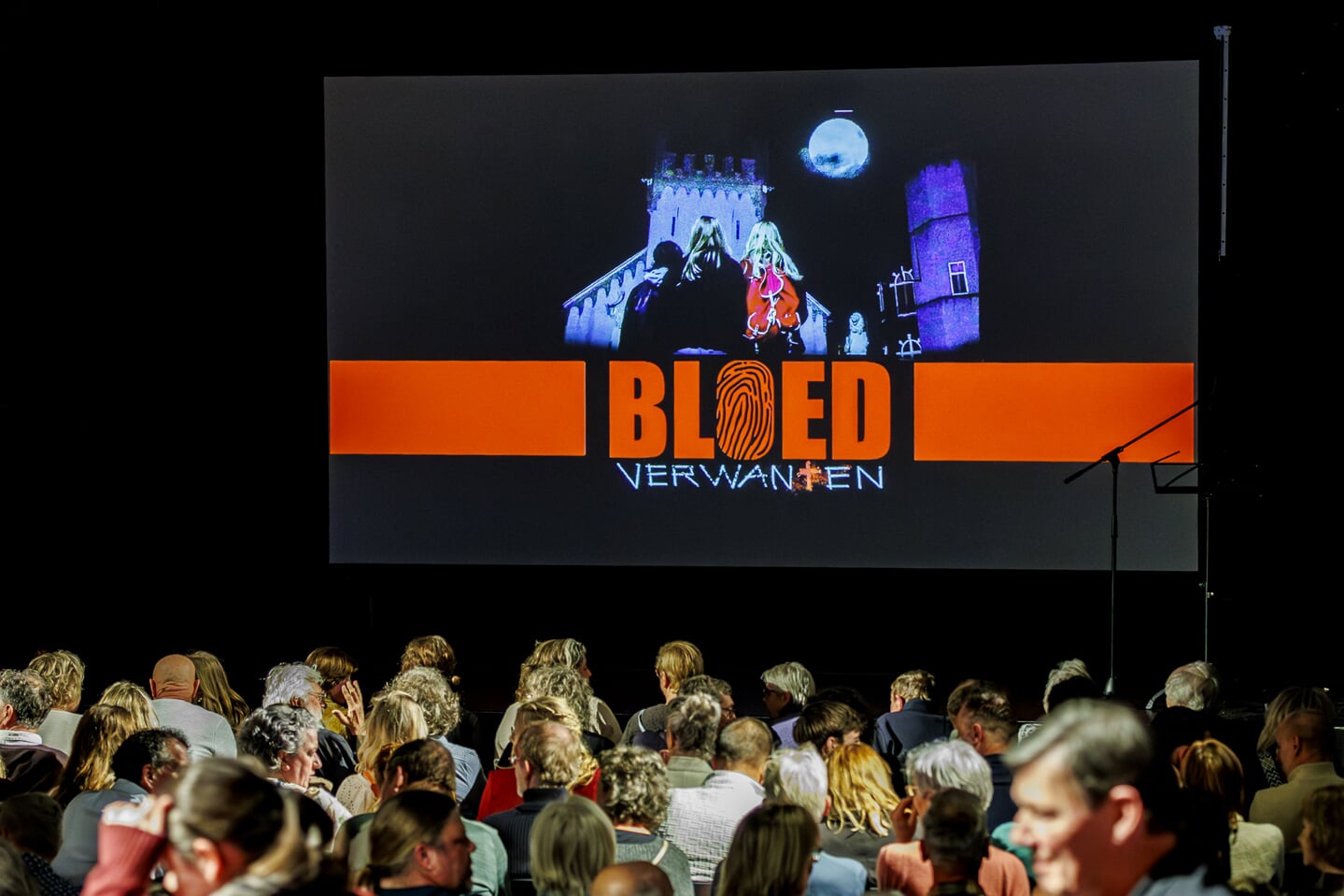 De première van de film Bloedverwanten was een succes. De cast en crew werden na afloop overladen met complimenten. 
