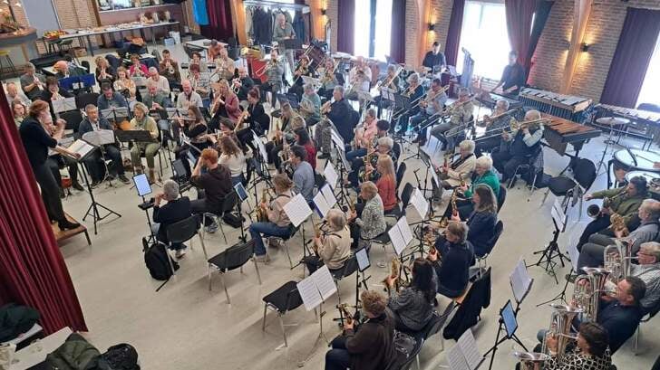 Het Bell-orkest, een gelegenheidsformatie met leden van alle muziekverenigingen in de gemeente Boxtel, repeteerde zondag voor het eerst. 