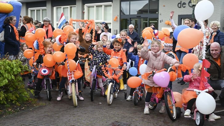 Als enige dorp in de gemeente werd in Esch een optocht met versierde fietsen gehouden voor de jeugd. Onder de klanken van muziekvereniging Sint-Willibrordus trokken zij naar Het Buitenhuis, waar de vlag werd gehesen.