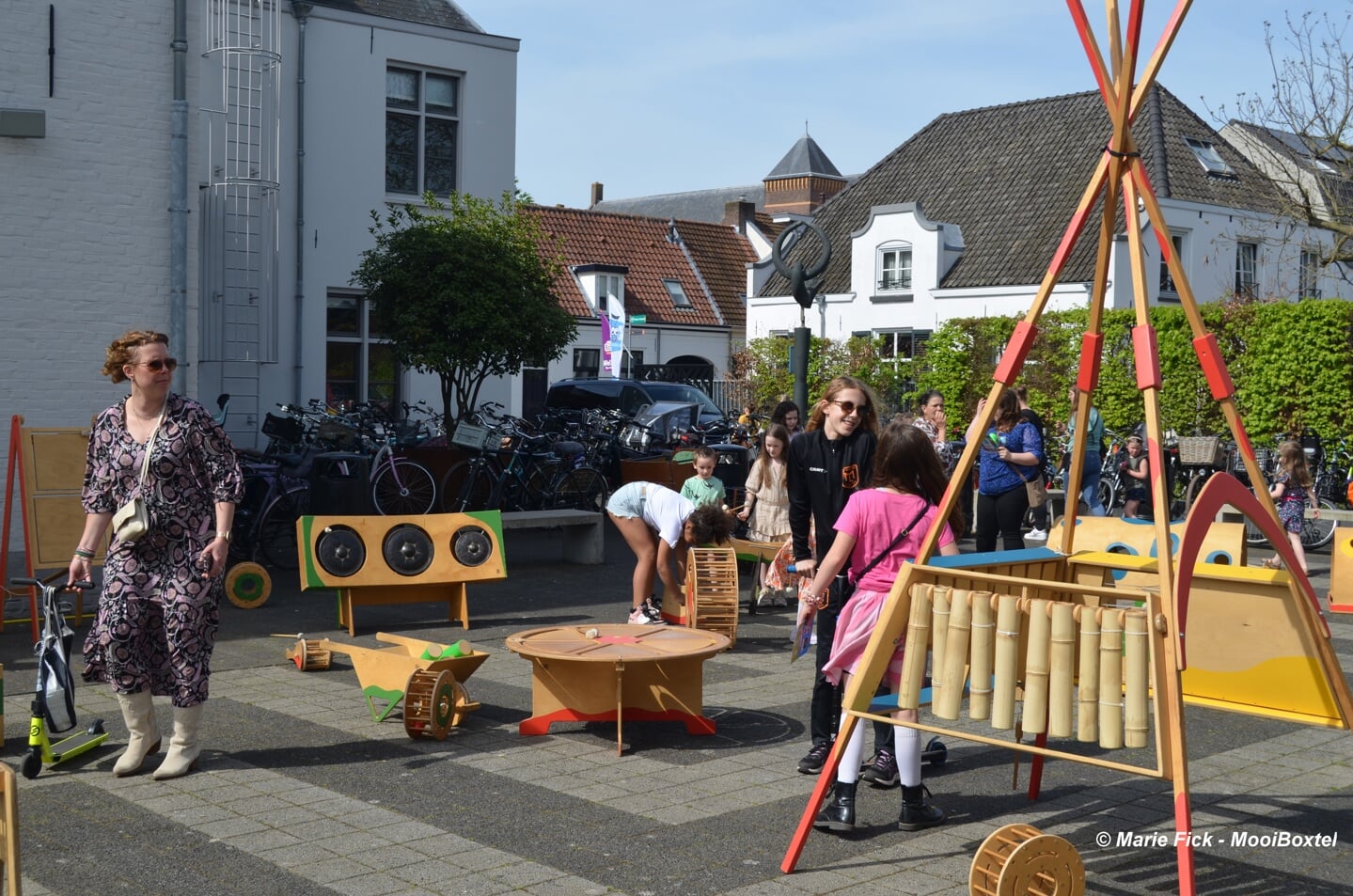 De jeugd vermaakte zich zaterdag opperbest tijdens het kindermuziekfestival in Podium Boxtel. Naast het uitproberen van verschillende instrumenten, was er ook dans en een optreden van de bekende TikTokker Jeffrey Parmentier.