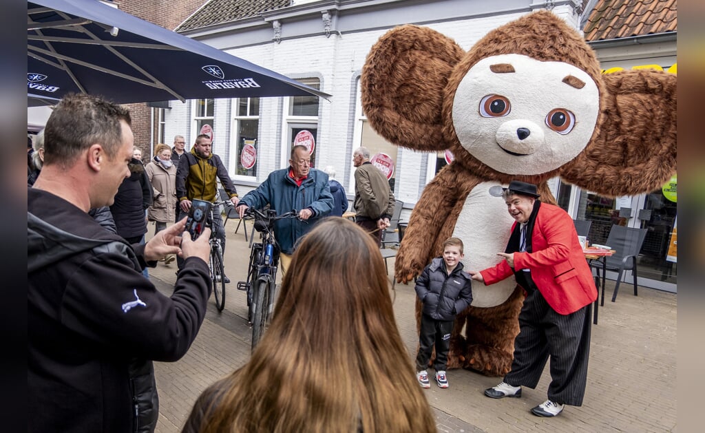 De Oranjebraderie in Boxtel trok zondag volop bekijks. Het winkelend publiek kwam voor de koopjes, maar ook aan de kinderen was gedacht. Zo liep er een gigantische aap door het centrum.