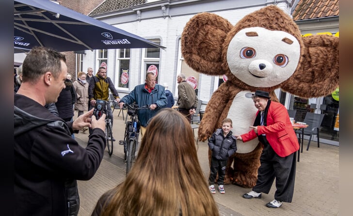 De Oranjebraderie in Boxtel trok zondag volop bekijks. Het winkelend publiek kwam voor de koopjes, maar ook aan de kinderen was gedacht. Zo liep er een gigantische aap door het centrum.