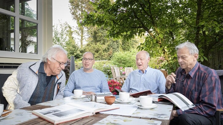 Het redactieteam van de podcast Sparrenrijk 1944 vergadert. Van links naar rechts: Hans van Liempt, Peter van der Linden, Jan van Leeuwen en Hans Dekker. Jeroen Pijnenburg ontbreekt op de foto. Foto: Bas van den Biggelaar.