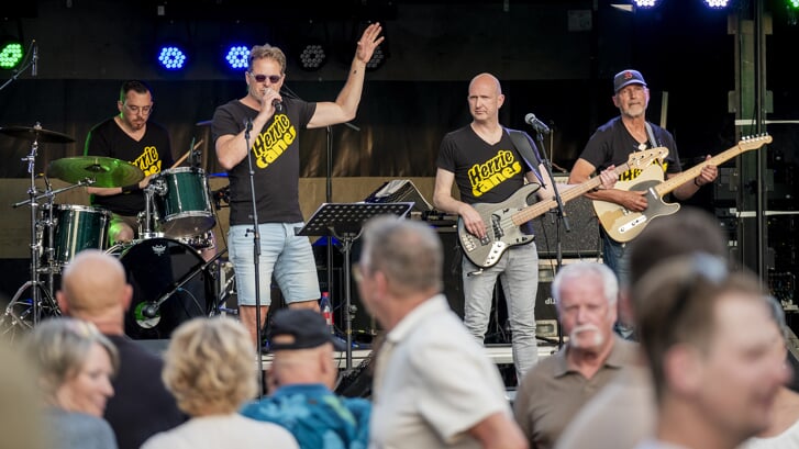 Onder een blakend zonnetje traden dit weekend diverse bands op tijdens de eerste editie van Boxtel on Stage op de Markt. Zo ook de Herriecanes.