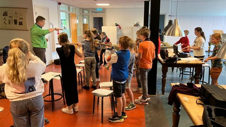 In totaal hebben zich achttien kinderen ingeschreven voor het blazersklasje dat elke dinsdagmiddag muziekles krijgt in De Spelelier. Die wordt verzorgd door Peter Spierings.