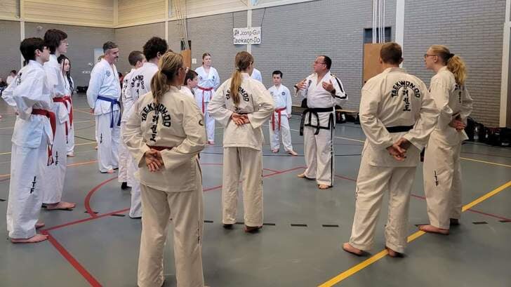 Taekwondo-school Dekker in actie tijdens ITF-evenement in Barneveld, waar 120 taekwondoka's aan meededen. De Boxtelse sayhun Ad Dekker (tweede van rechts) verzorgde spartrainingen.