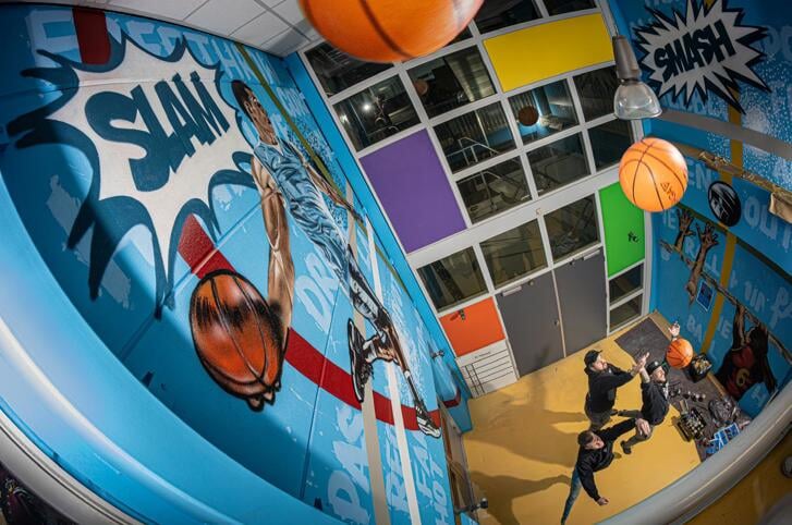 Eerder maakten Paul Jongsma, Mitch Koningstein en Duane Domala deze muurschildering in de gymzaal van het Baanderherencollege.