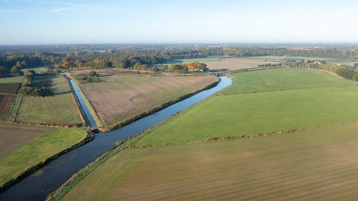Het laatste deel van de nu nog rechte Rosep die uitmondt in de Essche Stroom. Het laatste deel van het beekje en de grotere rivier vormen de gemeentegrens van Boxtel en Oisterwijk.