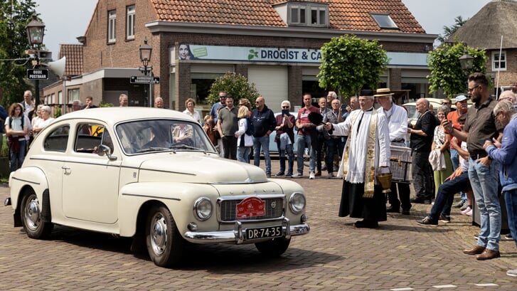 Het was de 25e keer dat oldtimers in alle soorten en maten door de straten van Liempde reden tijdens de Brabantse Oldtimerdag. Veel liefhebbers kwamen dan ook nieuwsgierig een kijkje nemen.