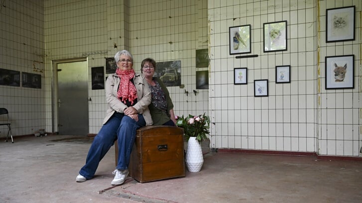 Manja van der Heijden (rechts) en Corrie van Esch zijn tevreden over hun expositielocatie. De sfeer in de voormalige slagerij sluit met name goed aan bij Manja's foto's.