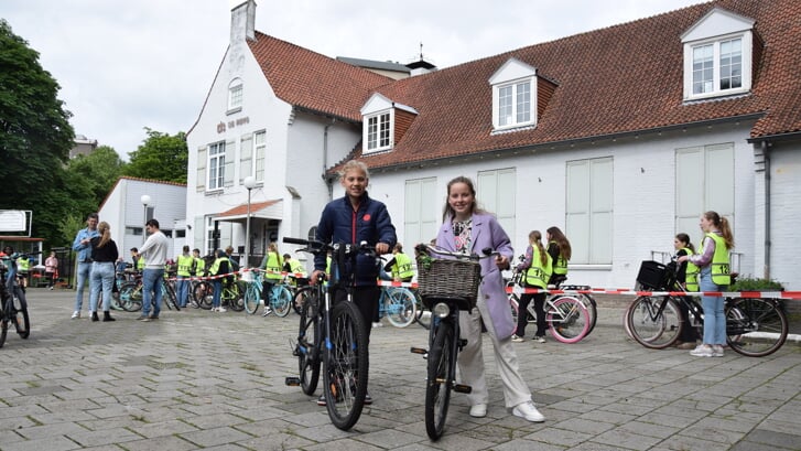 Cas van Giersbergen en Roos Dankers van de Angelaschool hebben maandagochtend het fietsverkeersexamen met succes afgelegd.