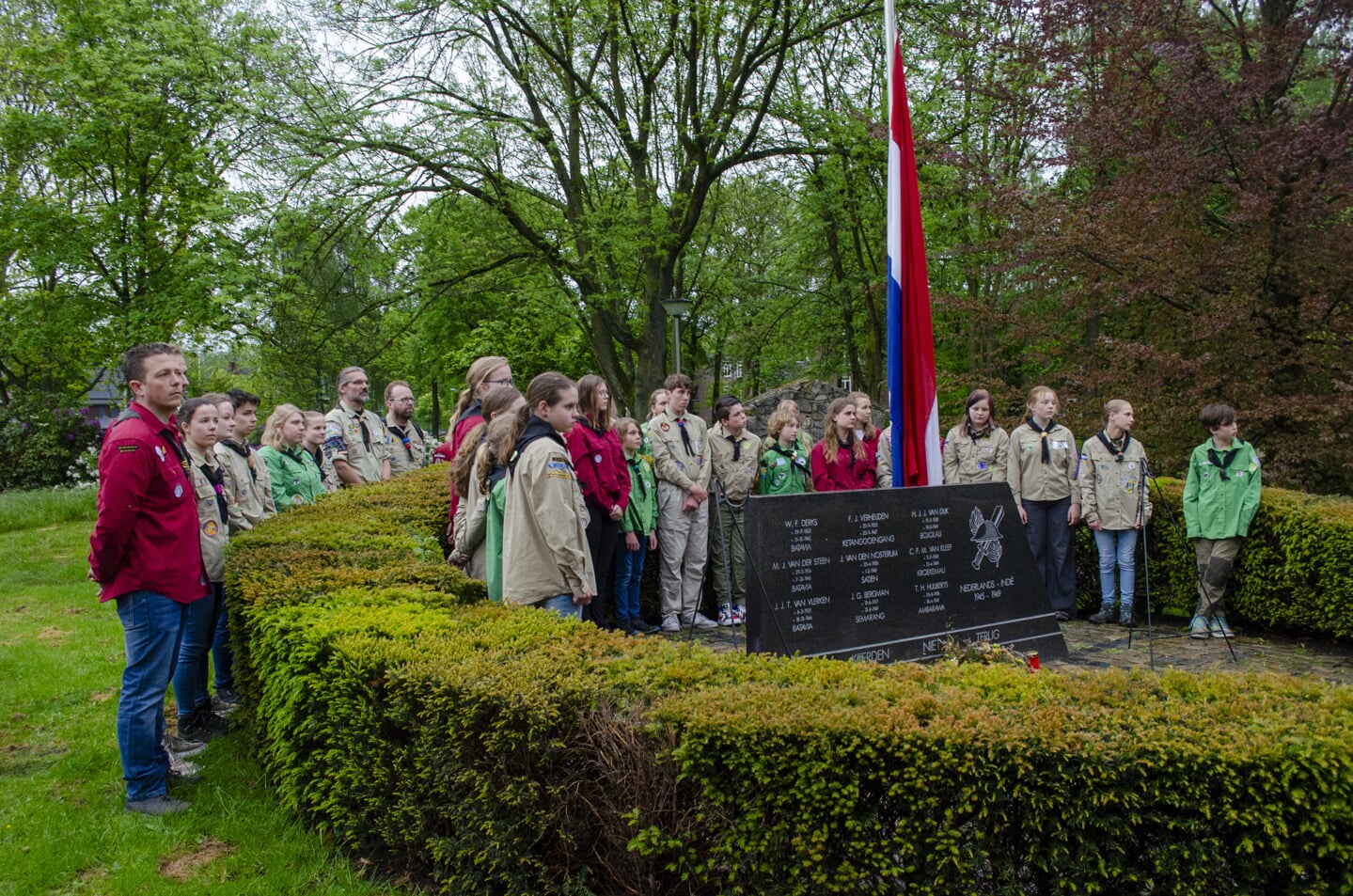 Dodenherdenking in Boxtel verliep nat. Toch kwamen er veel mensen naar de dienst in de Sint-Petrusbasiliek en de daaropvolgende kranslegging bij het (tijdelijke) monument in het Processiepark. 