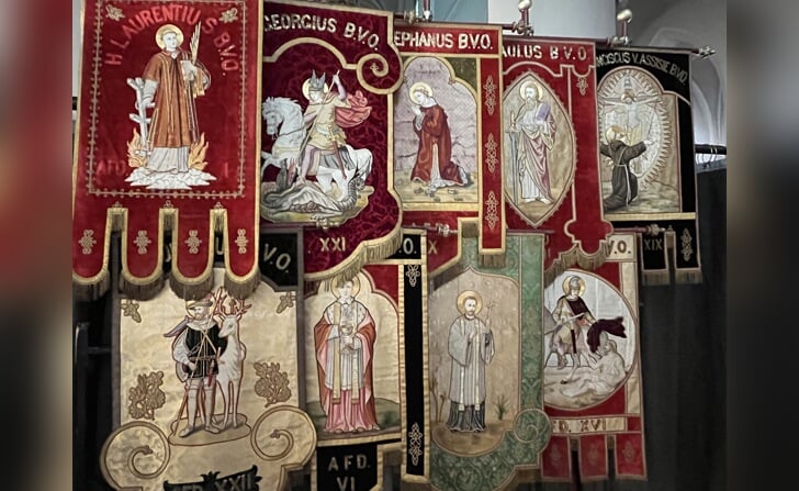 Impressie van het tentoonstelling over de Heilig Bloedprocessie die nu te zien is in het Sint-Petrusbasiliek.