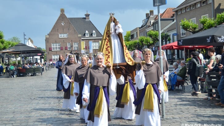 De bloedprocessie trok zondag door de straten van Boxtel en trok veel bekijks. Het was 100 jaar geleden dat een van de twee bloeddoeken vanuit het Belgische Hoogstraten terug naar Boxtel kwam. Daarom waren ook de bisschop van Antwerpen en de burgemeester van het Belgische dorp aanwezig.