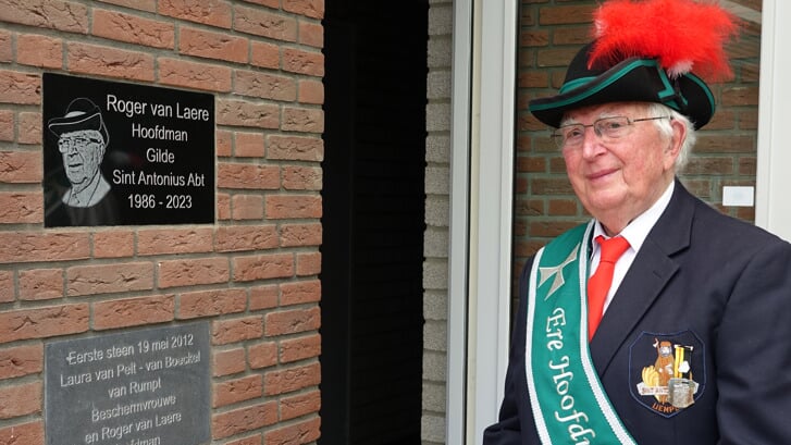 De naam van Roger van Laere is vereeuwigd in de gevel van Teunis Honk, het clubhuis van het Liempdse gilde.