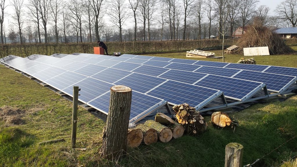 Bij de vierde energieneutrale woning aan de Jacob Reutenlaan staan de zonnepanelen in een weiland. (Foto: Pim Rosendaal).
