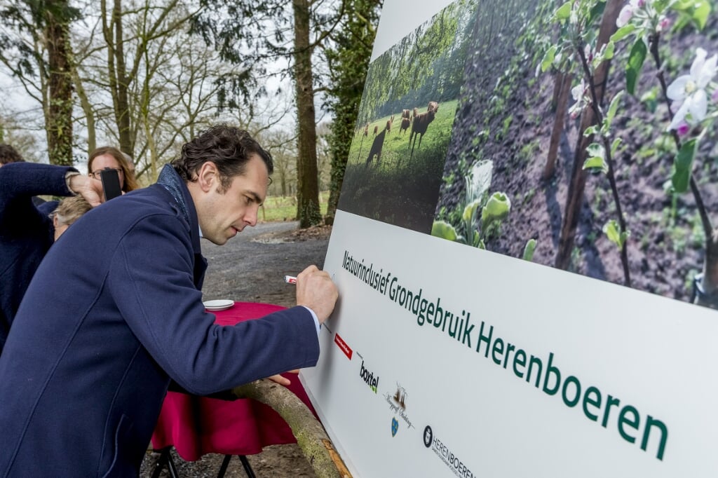 Staatssecretaris Martijn van Dam zet de handtekening onder de green deal van Herenboeren Wilhelminapark. (Foto: Peter de Koning).